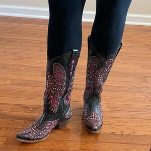 Women’s size 6.5 Corral pointed toe cowgirl boot.